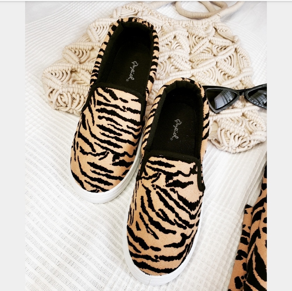 ποΈ//The Zorah// slip on tiger print sneaker - Picture 3 of 6